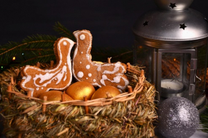 عکس با کیفیت سبد تخم مرغ باکلوچه همراه فانوس